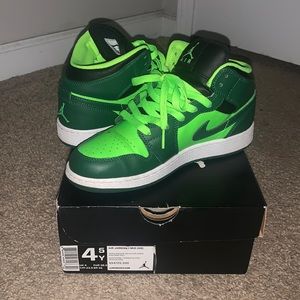 AIR JORDAN 1 MID (GS), BIG KIDS SIZE 4.5Y, GORGE GREEN/ BLACK-ELCTRC GREEN